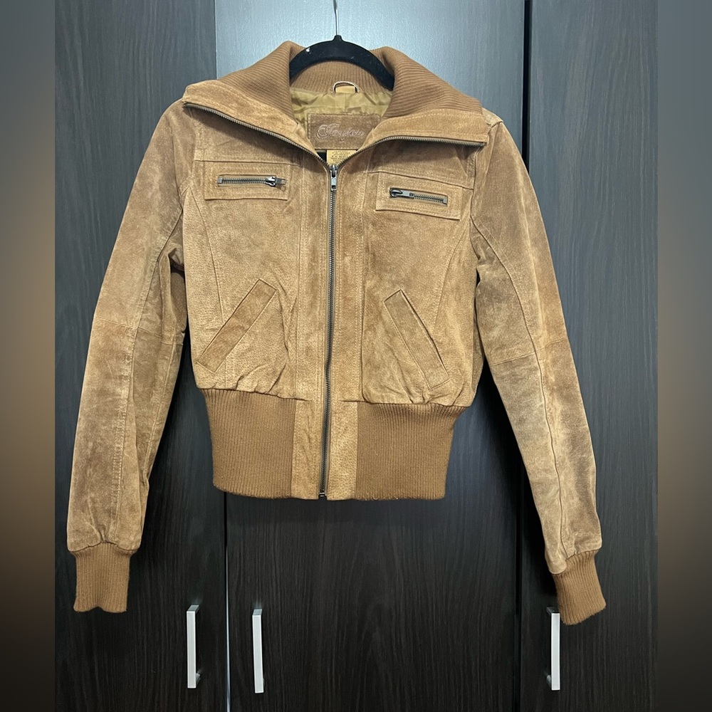 Cute brown leather jacket.